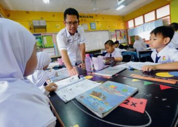 SOKONGAN tambahan seperti program mentor atau kerjasama dengan guru opsyen boleh memastikan proses pembelajaran tidak terganggu. – GAMBAR HIASAN