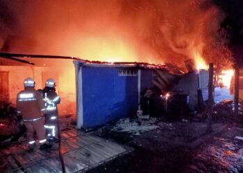 ANGGOTA bomba memadamkan kebakaran melibatkan sebuah bengkel di Jalan Syaban, Kampung Bendahara, Johor Bahru, Johor awal pagi tadi.