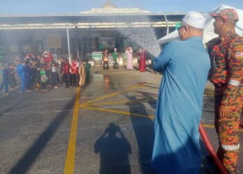 PESERTA disembur air daripada lori tangki Jabatan Bomba dan Penyelamat sebelum dikhatankan dalam Program Berkhatan Perdana di Masjid Al Huda, Kelang Lama di Kulim, Kedah.