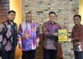 Raja Muda Perlis (dua dari kanan) berkenan menyampaikan cenderamata kepada Ranong Suphot Phutikiatkhajorn ketika kunjungan ke Ranong, hari ini. - Ihsan MAIPs