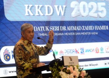 AHMAD Zahid Hamidi berucap dalam majlis penutup pemukiman Kementerian Kemajuan Desa dan Wilayah (KKDW) 2025 di Teluk Bahang, Balik Pulau, Pulau Pinang semalam. – UTUSAN/IQBAL HAMDAN