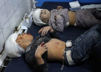 DUA kanak-kanak Palestin yang cedera dalam operasi ketenteraan Israel di utara Gaza, sedang menerima rawatan di Hospital Arab Al-Ahli.- AFP