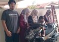 habis

Caption 

FARIDAH Abdul Karim (dua dari kiri) dan anak-anaknya melihat keadaan motosikal yang ditunggang suaminya ketika ditemui di Kampung Mak Chili, Kemaman, Terengganu. -UTUSAN/NIK NUR IZZATUL HAZWANI NIK ADNAN