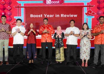 KETUA Pegawai Eksekutif Kumpulan Boost, Sheyantha Abeykoon (empat dari kiri) bergambar bersama (dari kiri), Ketua Pegawai Komersil Boost, Gurpreet Khera, Ketua Pegawai Kewangan Boost, Alex Ng, Ketua Pegawai Eksekutif Boost Life, Ungku Liza, Ketua Pegawai Eksekutif Boost Bank, Fozia Amanulla, Ketua Pegawai Eksekutif Boost Connect, Ankur Jakhwal, Ketua Pegawai Pemasaran Boost, Diana Boo dan Ketua Pegawai Teknologi Boost, Karthik Bhaskaran pada '2024 Wrap-Up: Driving Financial Inclusion in South East Asia with Boost' di Kuala Lumpur, semalam. - UTUSAN/MUHAMAD IQBAL ROSLI