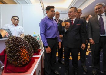 Timbalan Menteri Perladangan dan Komoditi, Datuk Chan Foong Hin (tengah), melawat reruai pameran pada Majlis Perasmian Seminar Kajian dan Tinjauan Ekonomi Minyak Sawit 2025, di Hotel Royale Chulan, Kuala Lumpur, semalam. - UTUSAN/SHIDDIEQIIN ZON