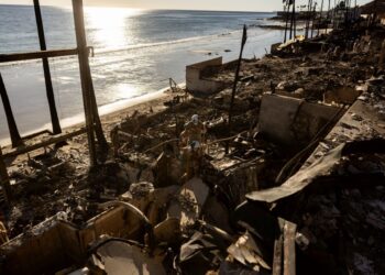 ANGGOTA penyelamat memantau keadaan deretan rumah tepi pantai yang hangus dijilat api di Malibu, California.-AFP