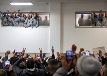 ORANG ramai bersorak untuk tahanan Palestin yang dibebaskan oleh Israel sebaik tiba di bangunan pusat sukan perbandaran Ramallah, di Tebing Barat yang diduduki, kelmarin.- AFP