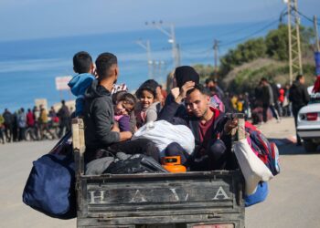 PENDUDUK yang kehilangan tempat tinggal terkandas berhampiran sekatan jalan raya di Jalan Salah al-Din di Nuseirat di utara Gaza.- AFP