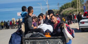 PENDUDUK yang kehilangan tempat tinggal terkandas berhampiran sekatan jalan raya di Jalan Salah al-Din di Nuseirat di utara Gaza.- AFP