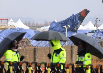 BANGKAI pesawat Boeing 737-800 Jeju Air ditutup dengan tarpaulin, selepas terhempas dan terbakar di Lapangan Terbang Antarabangsa Muan pada 29 Disember lalu.- AFP