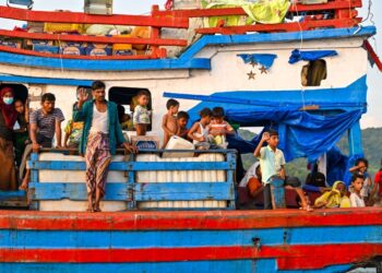 SEBUAH bot yang membawa pelarian Rohingya, berlabuh di pantai Labuhan Haji di wilayah Aceh Selatan pada 23 Oktober 2024.- AFP