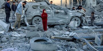 PENDUDUK Palestin melihat runtuhan bangunan dan kereta yang musnah dibedil Israel di blok kediaman di Jalan Jalaa di Gaza City.-AFP