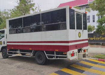 TRAK membawa sohor Kelantan bersama lima rakannya tiba untuk perbicaraan di Mahkamah Wilayah Narathiwat, Thailand hari ini. - UTUSAN/YATIMIN ABDULLAH