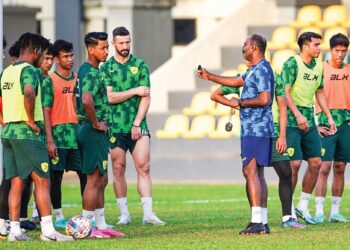 Victor Andrag ketika mengendalikan pasukan KDA FC menjelang aksi separuh akhir kedua Piala Cabaran menentang PDRM FC, malam ini.