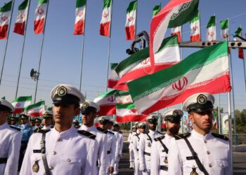 ASKAR dari unit tentera Iran menyertai perarakan tentera di Teheran.- AFP