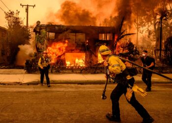 ANGGOTA bomba memadam kebakaran hutan yang memusnahkan kediaman di kawasan Altadena di daerah Los Angeles, California-AFP