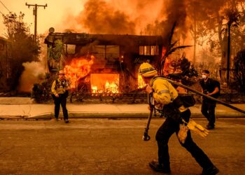 ANGGOTA bomba memadam kebakaran hutan yang memusnahkan kediaman di kawasan Altadena di daerah Los Angeles, California-AFP