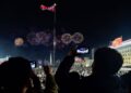 ORANG ramai merakam pertunjukan bunga api sempena Tahun Baharu 2025 di belakang bendera kebangsaan Korea Utara di Dataran Kim Il Sung di Pyongyang, pada 1 Januari lalu.- AFP