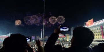 ORANG ramai merakam pertunjukan bunga api sempena Tahun Baharu 2025 di belakang bendera kebangsaan Korea Utara di Dataran Kim Il Sung di Pyongyang, pada 1 Januari lalu.- AFP