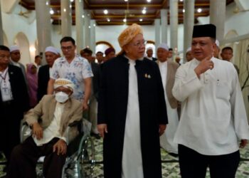 TUANKU Syed Faizuddin Putra Jamalullail (kanan) berkenan bagi mengadakan pertemuan bersama Syeikh Arun Boonchom Muhammad Jalaluddin Hussin, di Masjid Kamalulislam, Khlong Sam Wa, Bangkok, Thailand, baru-baru ini.-UTUSAN