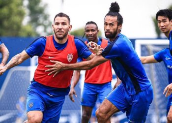 PEMAIN JDT menjalani latihan menjelang aksi menentang Terengganu FC dalam siangan Liga Super, malam ini.