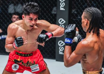 JOHAN menahan asakan jaguh Colombia, Johan Estupinan dalam pertarungan kategori flyweight ONE 170, One Championship, Kelamrin- IHSAN ONE CHAMPIONSHIP