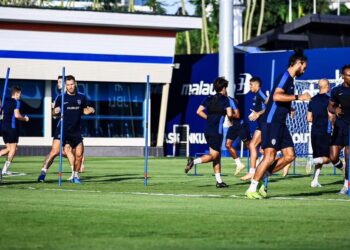 SKUAD JDT menjalani latihan menjelang pertembunugan dengan Terengganu dalam aksi separuh akhir kedua Piala Malaysia di SSI, petang ini.-IHSAN JOHOR SOUTHERN TIGERs