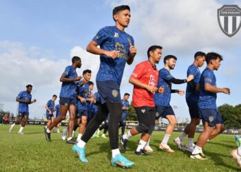 PEMAIN Terengganu menjalani latihan untuk berdepan JDT di separuh akhir kedua Piala Malaysia di Stadium Sultan Ibrahim, petang ini.-IHSAN TERENGGANU FC