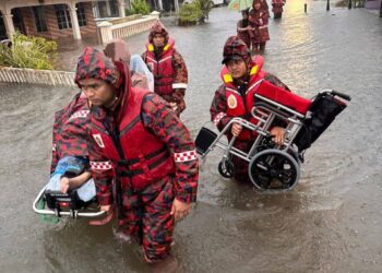 Anggota bomba menyelamatkan seorang warga emas di Kampung Pasir, Johor Bahru