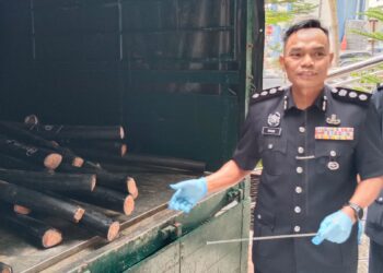 Ketua Polis Daerah Johor Bahru  Selatan ACP Raub Selamat (kiri) menunjukan cable yang di curi di dalam lori pada sidang akhbar di Ibu Pejabat Polis Daeràh Johor Bahru Selatan disini hari ini.