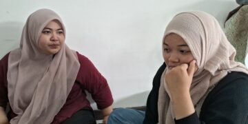 NURUL Farhana Ahmad Al Faizan (kanan) bersama kakaknya, Nurul Fatihah ketika ditemui di kediamannya di Kampung Mak Chili, Kemaman, Terengganu. -UTUSAN/NIK NUR IZZATUL HAZWANI NIK ADNAN