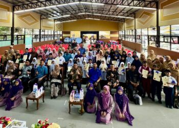 MURID-murid yang menerima anugerah bergambar pada Majlis Anugerah Kecemerlangan KAFA Sekolah Tengku Budriah (STB) di Home Village, Arau, Perlis semalam.-UTUSAN/MOHD. HAFIZ ABD. MUTALIB