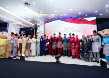 MOHAMAD Feroz Mohamed Jakel bergambar bersama barisan Duta Jakel 2025 sempena kempen Raya Mendonia Bersama Jakel 2025 di Jakel Mall. - UTUSAN/SHIDDIEQIIN ZON