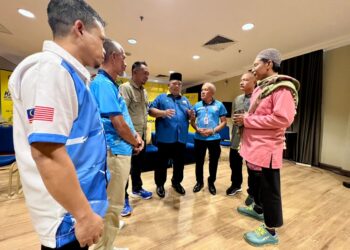 ABU Bakar Hamzah (tengah) berbual bersama para pemain industri pelancongan di Kangar, Perlis semalam.-UTUSAN/MOHD. HAFIZ ABD. MUTALIB