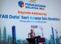 ANWAR ketika berucap di Forum Ekonomi Malaysia (FEM) 2025, di sini, hari ini. - MUHAMAD IQBAL ROSLI/UTUSAN