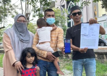 End
AHMAD Mudzakkir Ahmad Mukri (tengah) bersama ahli keluarganya menunjukkan salinan laporan polis dan gambar anaknya di HSB ketika ditemui di Alor Setar.