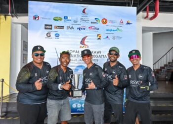 (DARI kiri) Muhammad Shaifullah Ali, Rizal Mahadi Sazili, Ahmad Kashfi Alwi, Muhammad Syafiq A. Rahim dan Muhamad Faaiz Norizan bergambar bersama trofi Royal Langkawi International Regatta pada 25 Januari lalu. - IHSAN RSYC