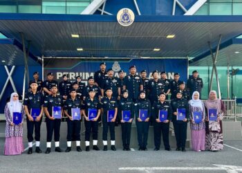 MUHAMMAD Abdul Halim (tengah, tiga dari kanan) bergambar bersama anggota selepas Perhimpunan Bulanan IPK Perlis, semalam.-UTUSAN/ASYRAF MUHAMMAD