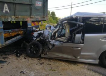 Keadaan Perodua Myvi yang merempuh sebuah treler dalam kemalangan di Lebuhraya Gerik-Baling-Kulim berhampiran Kampung Binjul, Baling, pagi ini.