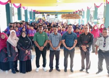 KAMARUL Azman Khamis (tiga dari kanan) pada majlis perasmian perkhemahan perdana unit beruniform peringkat daerah Padang Terap di Sekolah Kebangsaan (SK) Padang Senai  hari ini.-UTUSAN