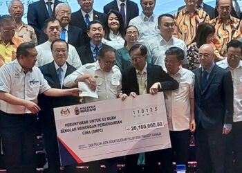 ANWAR Ibrahim (depan, tiga dari kiri) memegang replika cek sebagai tanda simbolik penyerahan peruntukan kepada 63 buah Sekolah Menengah Persendirian Cina (SMPC) di seluruh negara di Sekolah Menengah Persendirian Jit Sin di Bukit Mertajam, Pulau Pinang hari ini.