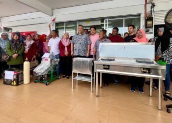 ROZABIL Abd Rahman (sembilan dari kiri) bergambar bersama penerima PPP pada majlis penyerahan peralatan di Pejabat UMNO Bahagian Arau, Perlis, hari ini. -UTUSAN/ASYRAF MUHAMMAD