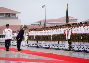 SHIGERU Ishiba memeriksa pasukan kawalan kehormatan ketika sambutan rasmi negara sempena lawatan ke Malaysia di Perdana Putra, Putrajaya. - UTUSAN/ FAISOL MUSTAFA