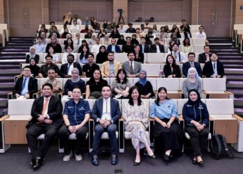 SEE Sen (tiga,kiri) bersama Alina (empat,kiri) bergambar bersama para tetamu selepas merasmikan program Fun(d) For Life bertempat di Bangunan AICB di sini hari ini. - UTUSAN/ M. FIRDAUS M. JOHARI