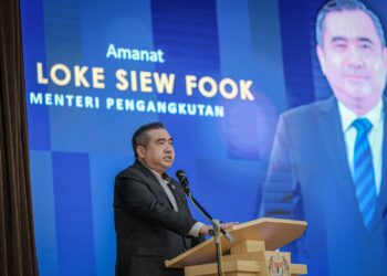 ANTHONY Loke berucap pada Majlis Amanat Tahun Baru 2025 di Dewan Serbaguna MOT Putrajaya. - UTUSAN/FAIZ ALIF ZUBIR