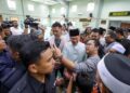 ANWAR Ibrahim beramah mesra jemaah semasa solat Jumaat di Surau Muhajirin, Desa Rejang, hari ini. - UTUSAN/FARIZ RUSADIO