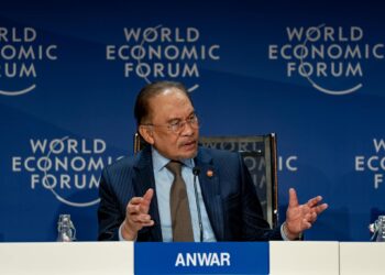 ANWAR Ibrahim pada sesi taklimat media bertajuk Unlocking ASEAN's Digital Future: Driving Inclusive Growth and Global Competitiveness di Sidang Kemuncak Tahunan Forum Ekonomi Dunia (WEF) 2025, Davos, Switzerland. - FACEBOOK ANWAR IBRAHIM