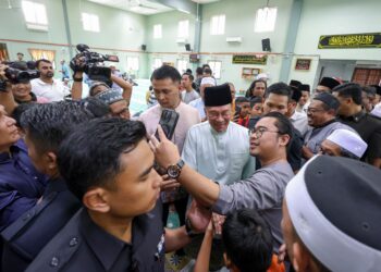 ANWAR Ibrahim beramah mesra jemaah semasa solat Jumaat di Surau Muhajirin, Desa Rejang, hari ini. - UTUSAN/FARIZ RUSADIO