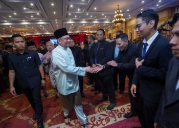 ANWAR Ibrahim ketika menyampaikan amanat pada Majlis Perjumpaan dan Amanat Tahun Baharu Bersama Warga Jabatan Perdana Menteri (JPM) Bagi Bulan Januari 2025 di Putrajaya. - UTUSAN/FAISOL MUSTAFA