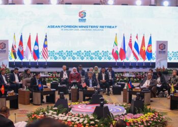 MOHAMAD Hasan menyampaikan ucaptama ketika mempengerusikan mesyuarat bersama Menteri Luar ASEAN 2025 sempena pemukiman di Pusat Konvensyen Antarabangs Langkawi (LICC) di Langkawi - UTUSAN/ SHAHIR NOORDIN